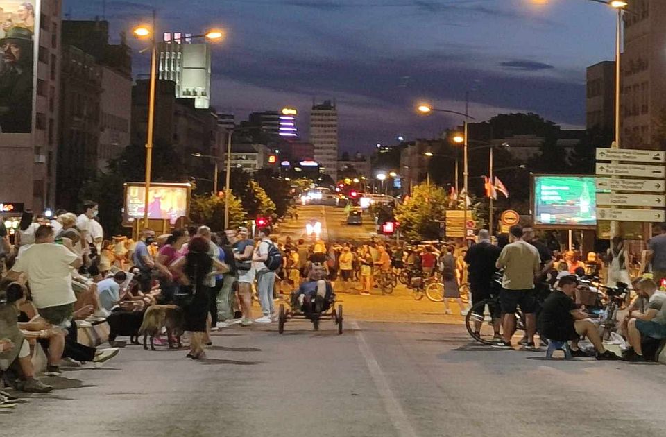 FOTO, VIDEO: Blokirano više raskrsnica u gradu: Građani ostaju, policija rapoređena kod Banovine
