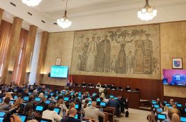 FOTO: Zaseda Skupština Vojvodine, građani i studenti okupljeni kod Banovine