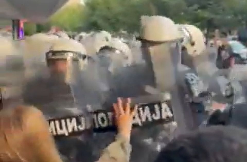 VIDEO: Policija štitovima udarala građane ispred Skupštine Novog Sada, okupljeni - "Mafiju čuvate" VIDEO: Policija štitovima udarala građane ispred Skupštine Novog Sada, okupljeni - "Mafiju čuvate"