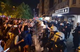 VIDEO: Novosađani kod prostorija SNS-a - bez incidenata, uz prisustvo policije